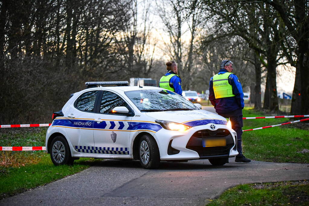 Groot onderzoek naar aantreffen overleden persoon in bos