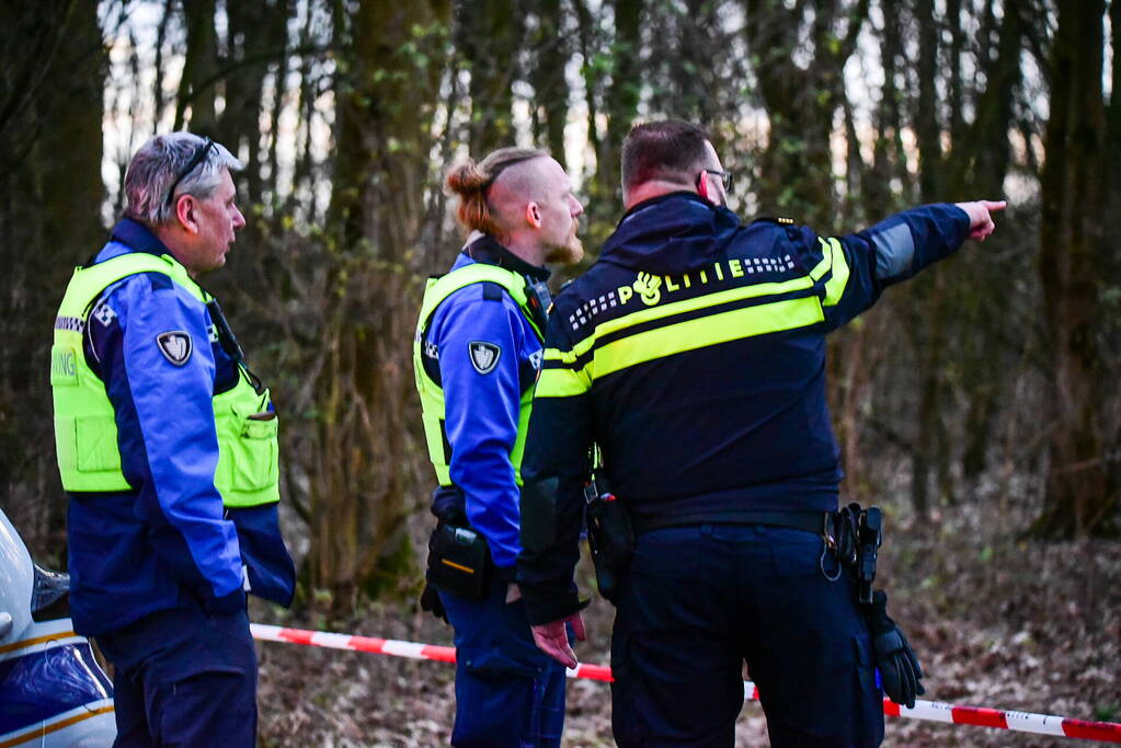 Groot onderzoek naar aantreffen overleden persoon in bos