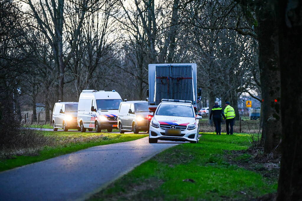 Groot onderzoek naar aantreffen overleden persoon in bos