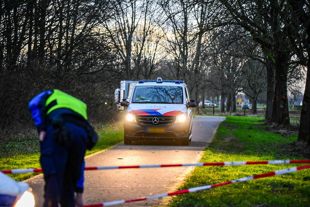 Groot onderzoek naar aantreffen overleden persoon in bos