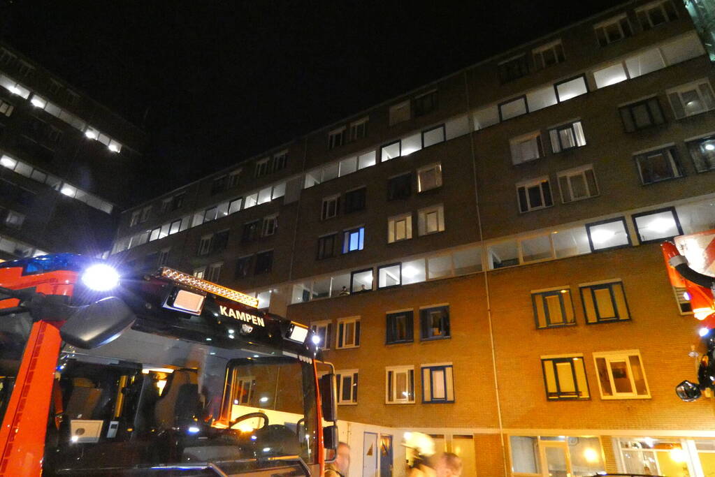 Brandweer verricht onderzoek naar mogelijke brand in flat