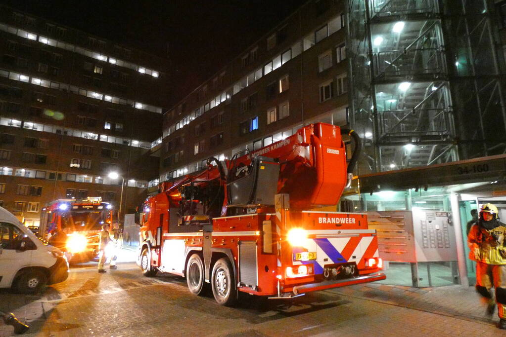 Brandweer verricht onderzoek naar mogelijke brand in flat