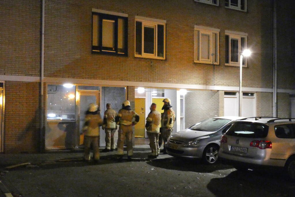 Brandweer verricht onderzoek naar mogelijke brand in flat