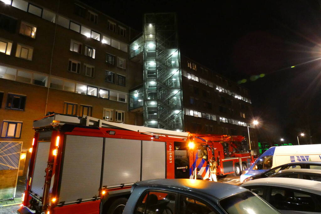 Brandweer verricht onderzoek naar mogelijke brand in flat