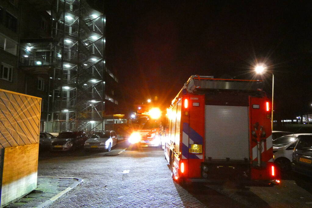 Brandweer verricht onderzoek naar mogelijke brand in flat