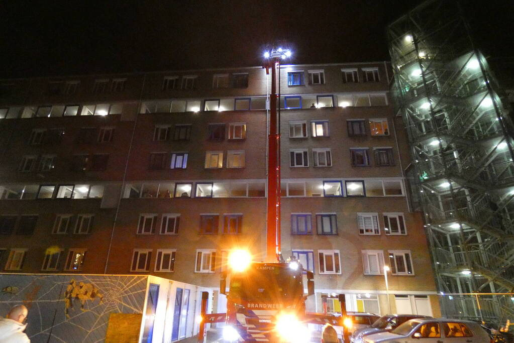 Brandweer verricht onderzoek naar mogelijke brand in flat