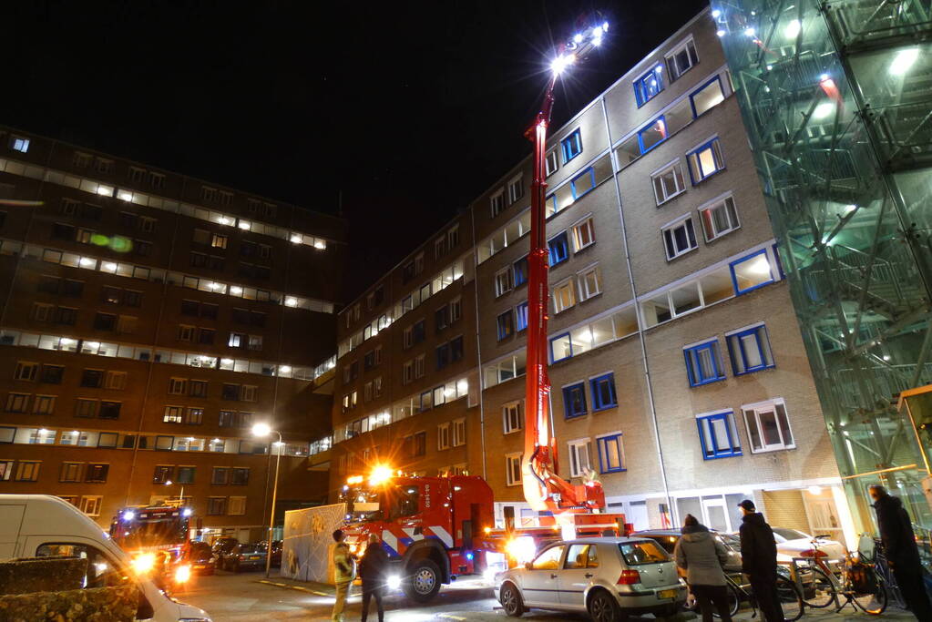 Brandweer verricht onderzoek naar mogelijke brand in flat