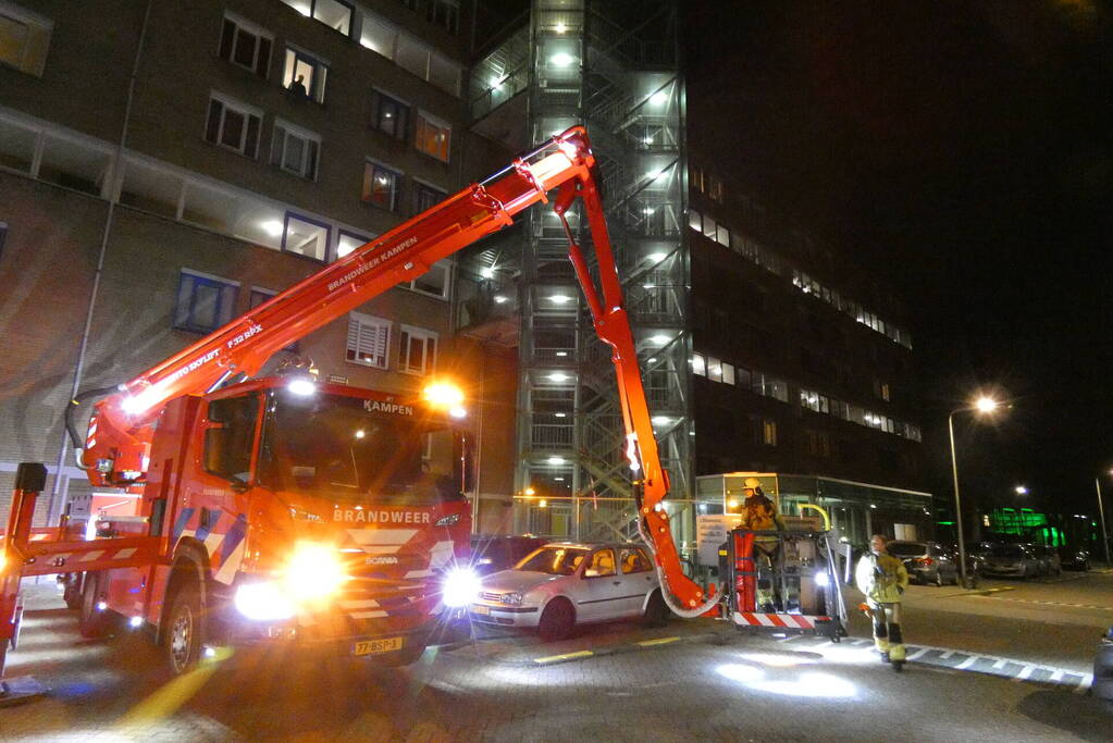 Brandweer verricht onderzoek naar mogelijke brand in flat