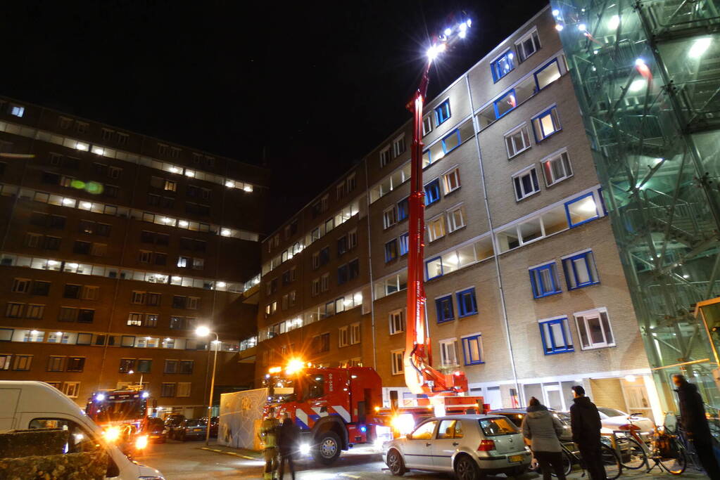 Brandweer verricht onderzoek naar mogelijke brand in flat