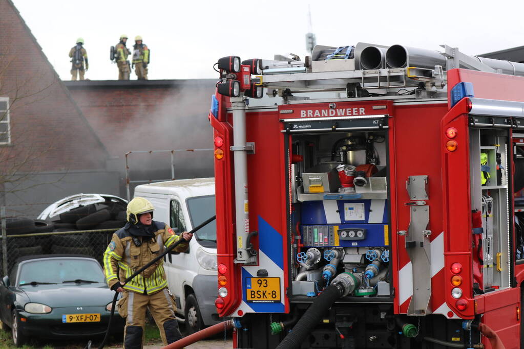 Auto vliegt in spuitcabine in brand