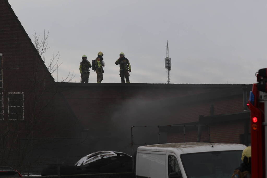 Auto vliegt in spuitcabine in brand