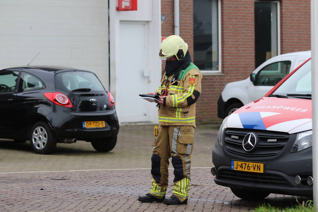 Auto vliegt in spuitcabine in brand