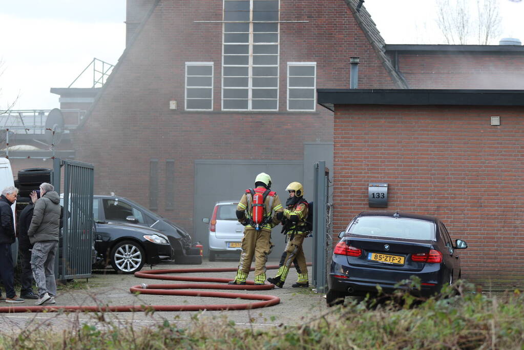 Auto vliegt in spuitcabine in brand