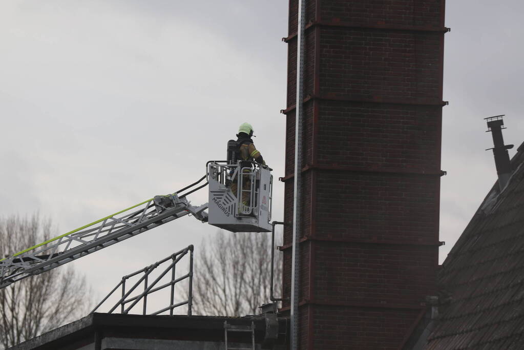 Auto vliegt in spuitcabine in brand