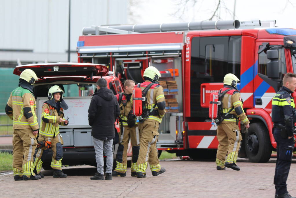 Auto vliegt in spuitcabine in brand