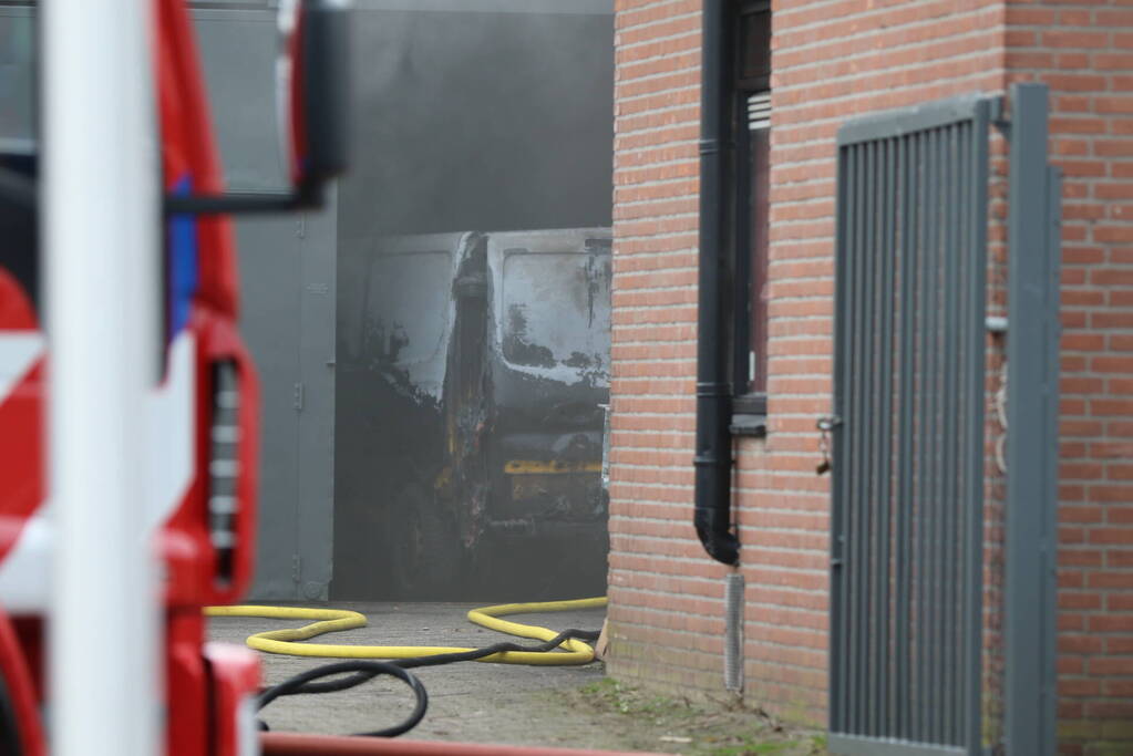 Auto vliegt in spuitcabine in brand