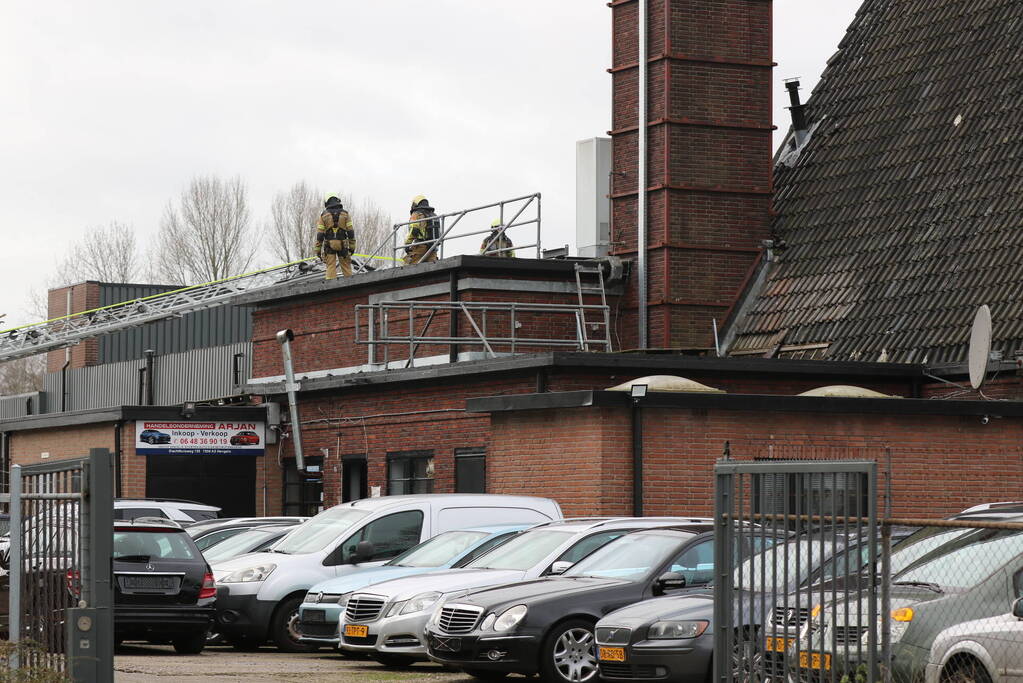 Auto vliegt in spuitcabine in brand