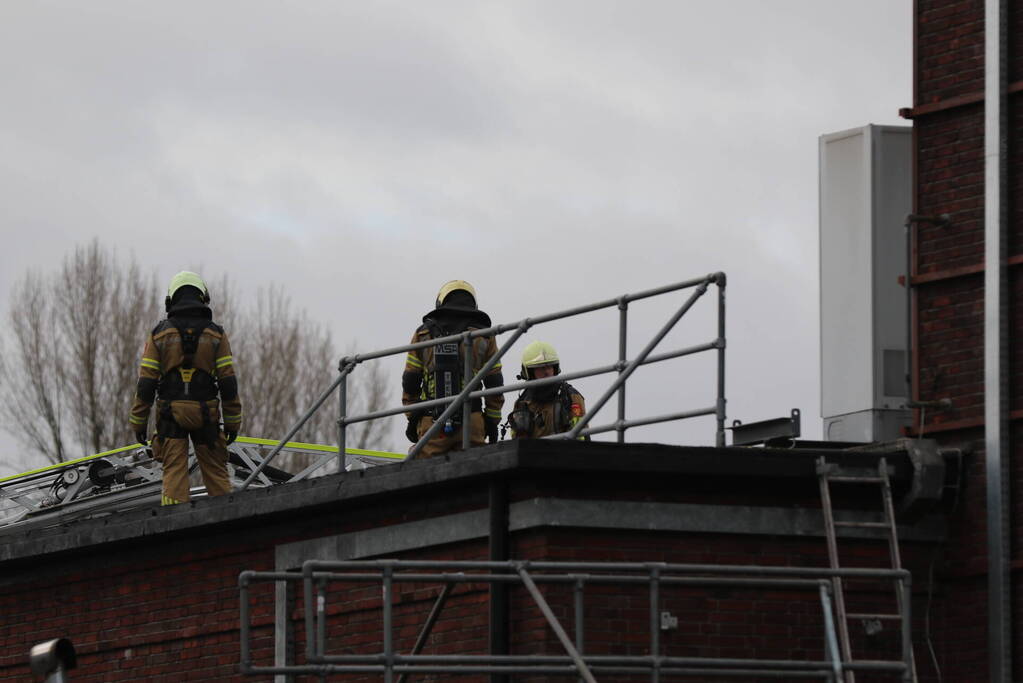 Auto vliegt in spuitcabine in brand