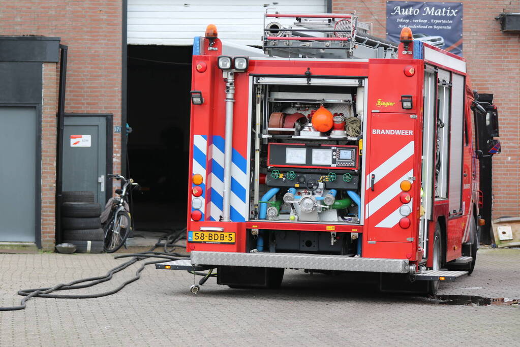 Auto vliegt in spuitcabine in brand