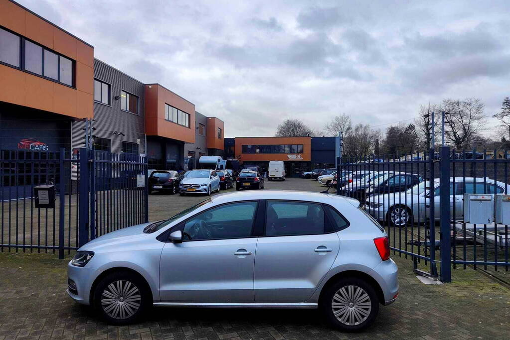 Politie en recherche doen inval in bedrijfspand