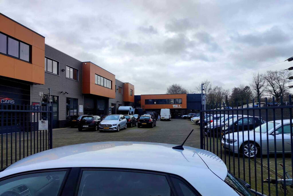 Politie en recherche doen inval in bedrijfspand