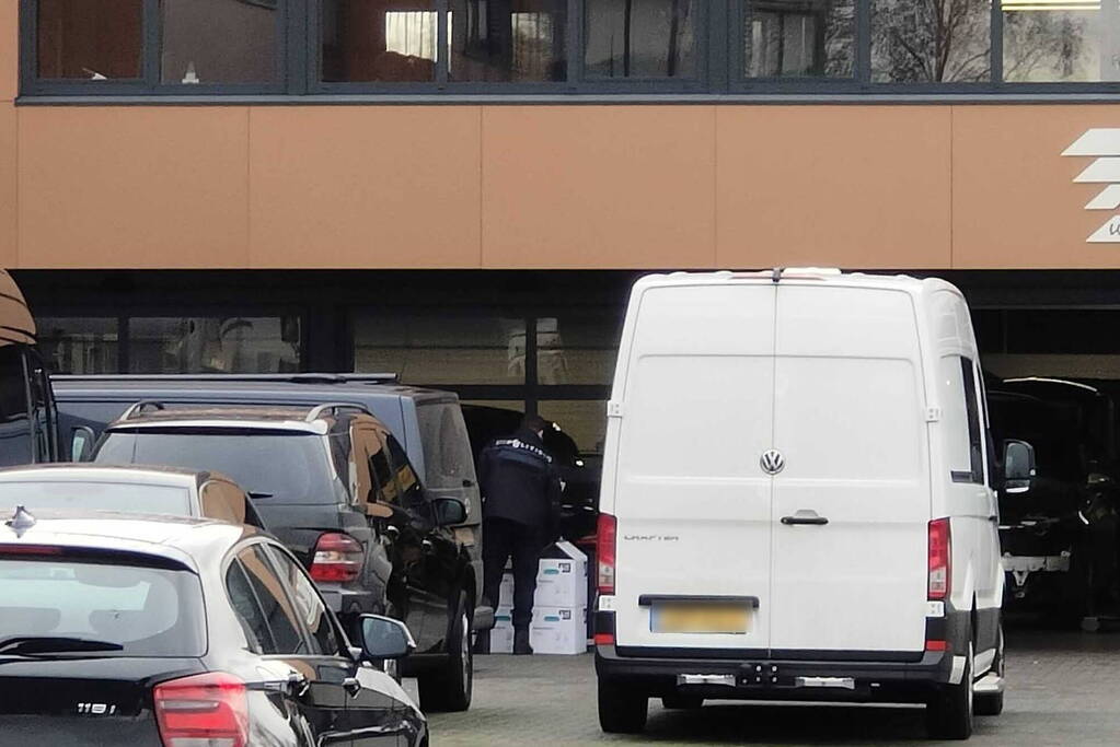 Politie en recherche doen inval in bedrijfspand