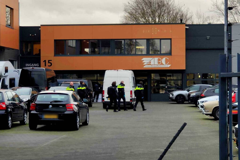 Politie en recherche doen inval in bedrijfspand