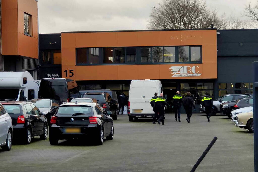 Politie en recherche doen inval in bedrijfspand