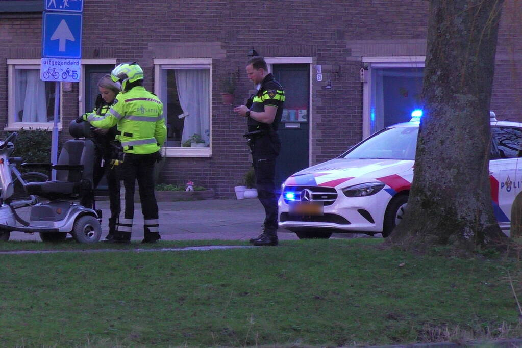 Persoon met scootmobiel te water