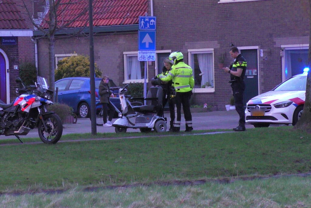 Persoon met scootmobiel te water