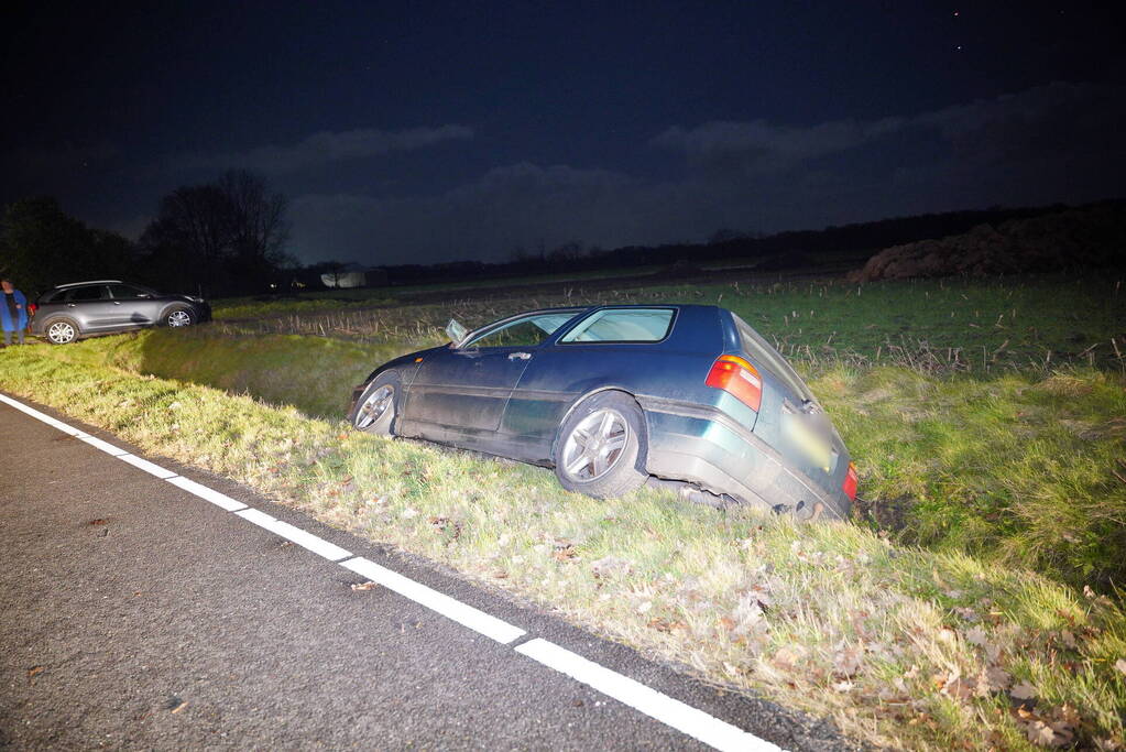 Auto belandt in de greppel