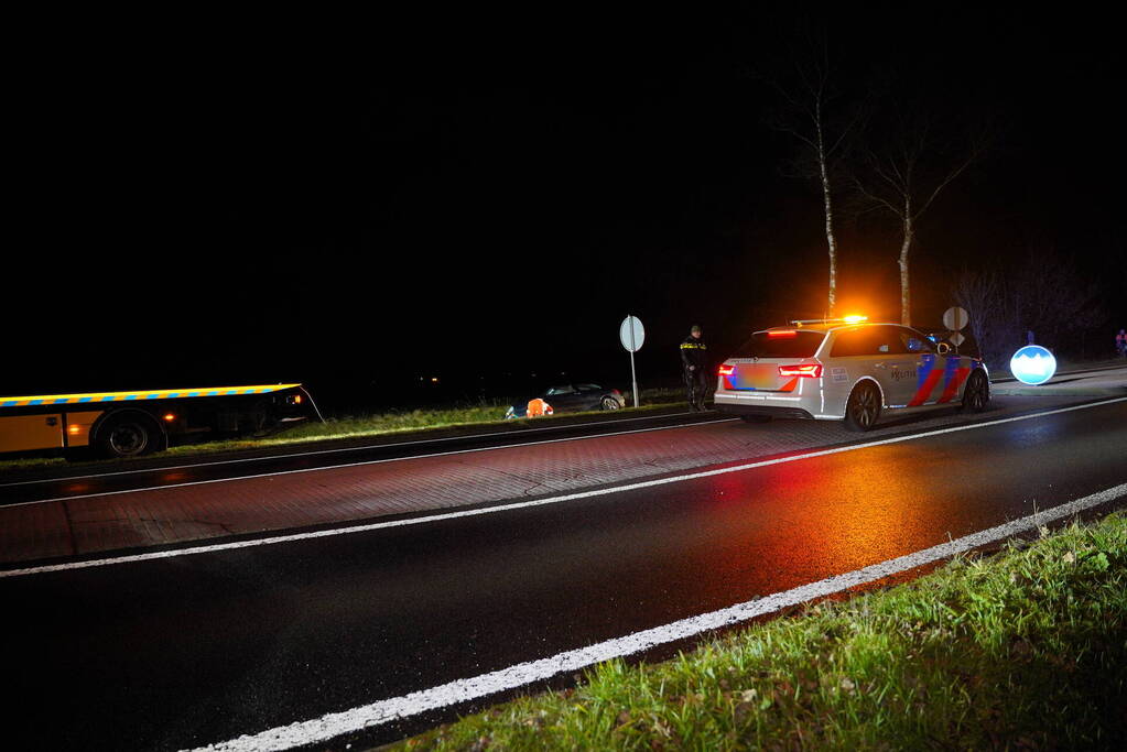 Auto belandt in de greppel