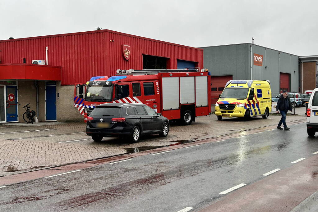 Brandweer bevrijdt persoon voor de brandweerkazerne