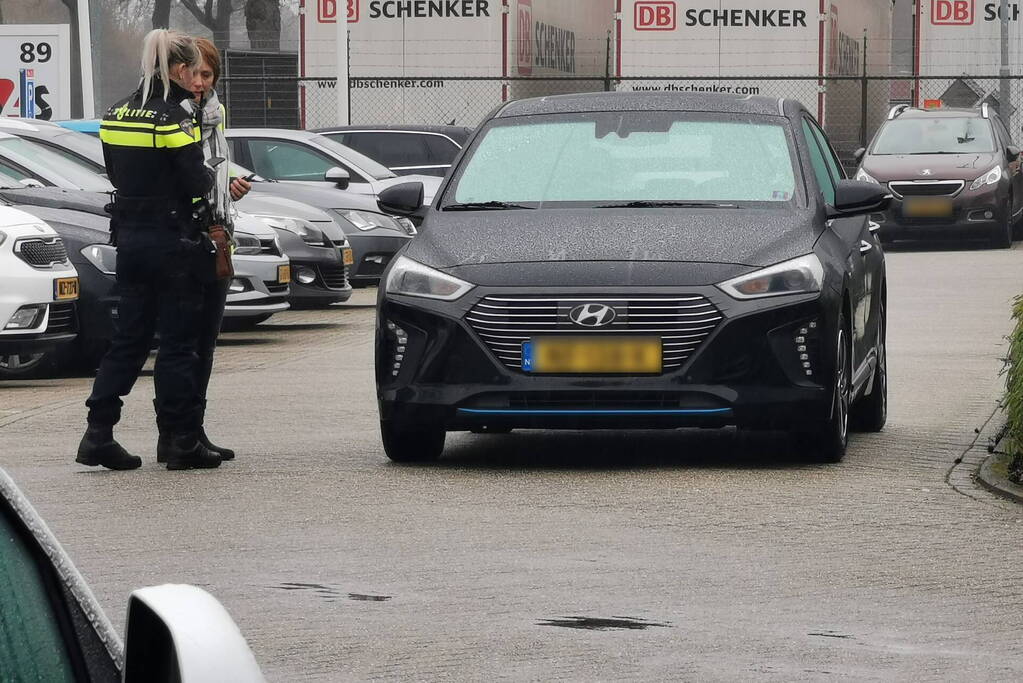 Overstekende e-biker aangereden door auto