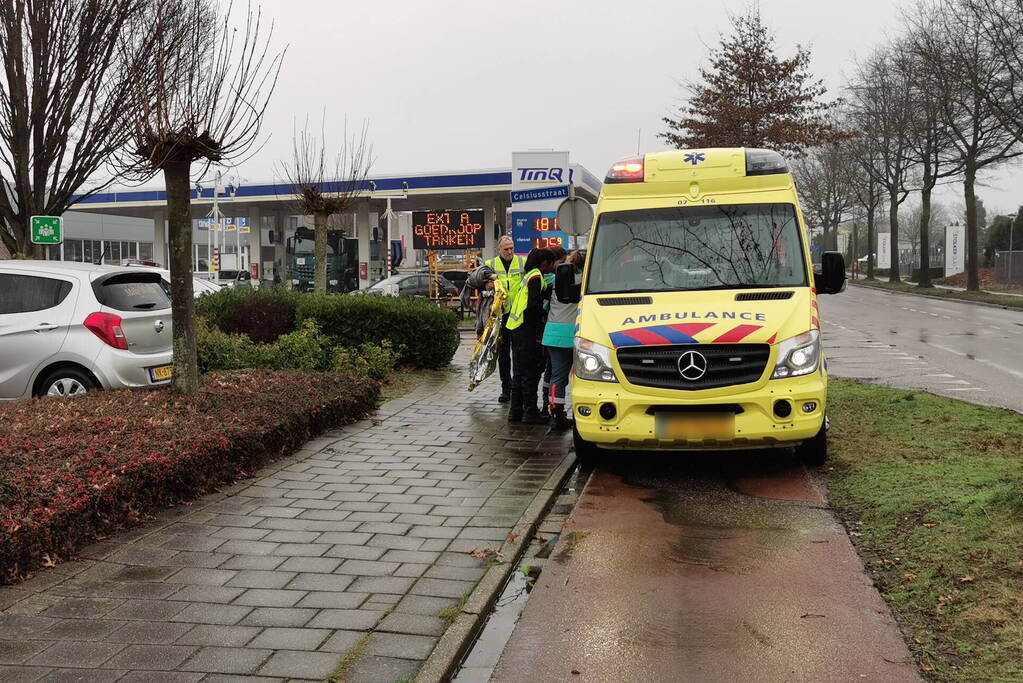 Overstekende e-biker aangereden door auto