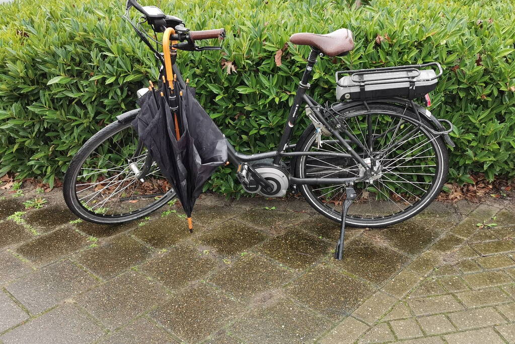 Overstekende e-biker aangereden door auto