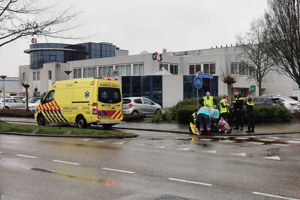 Overstekende e-biker aangereden door auto