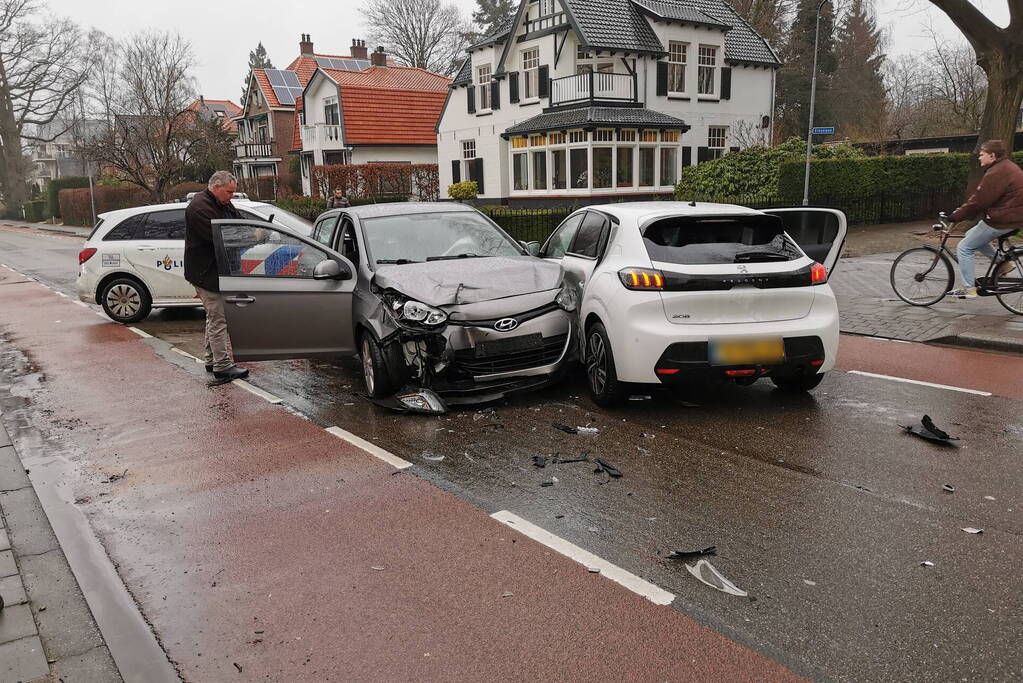 Flinke schade bij botsing tussen twee auto's