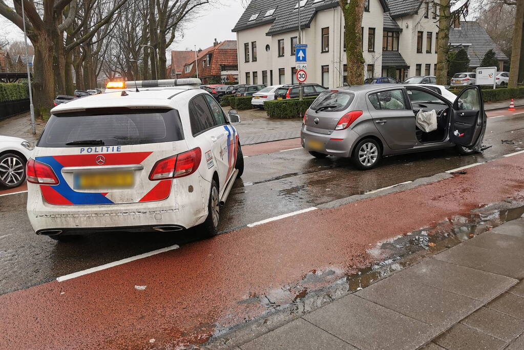 Flinke schade bij botsing tussen twee auto's