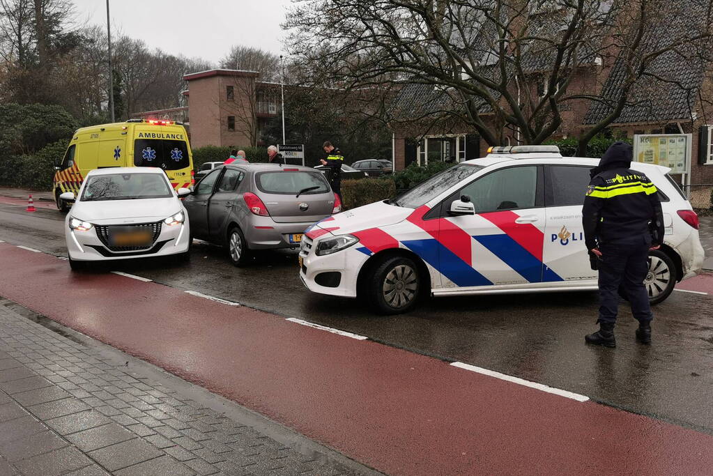 Flinke schade bij botsing tussen twee auto's