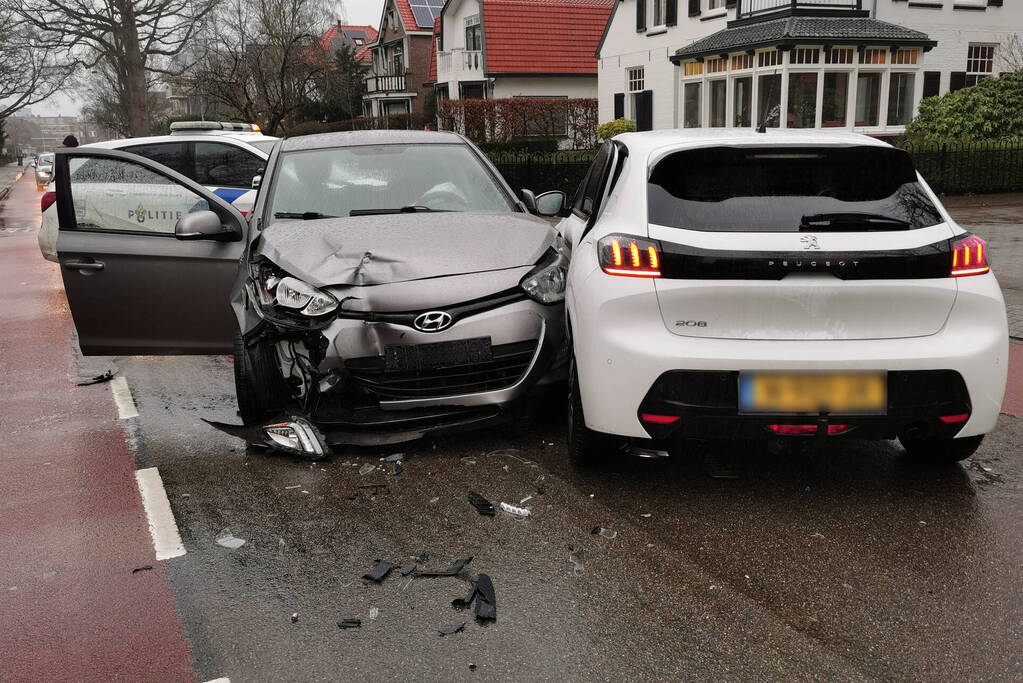 Flinke schade bij botsing tussen twee auto's