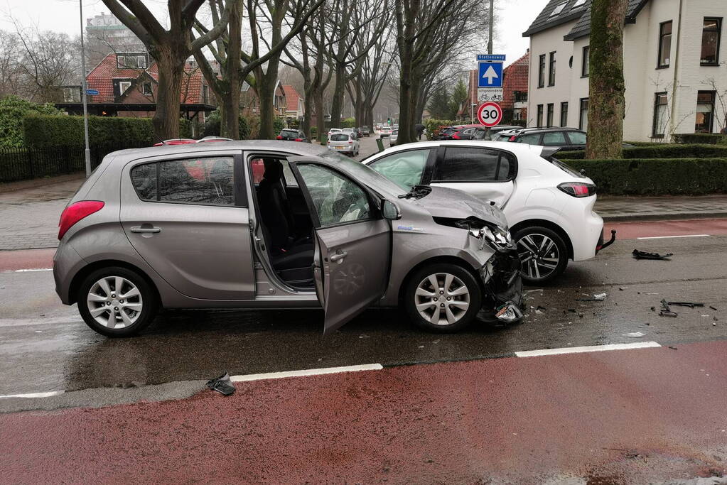 Flinke schade bij botsing tussen twee auto's