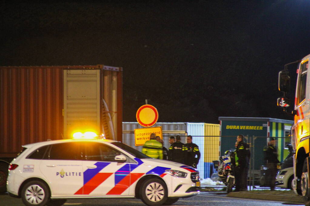 Politie en douane doorzoeken vrachtwagen met zeecontainer