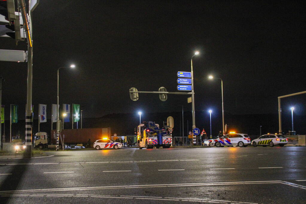Politie en douane doorzoeken vrachtwagen met zeecontainer