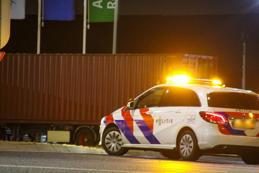 Politie en douane doorzoeken vrachtwagen met zeecontainer