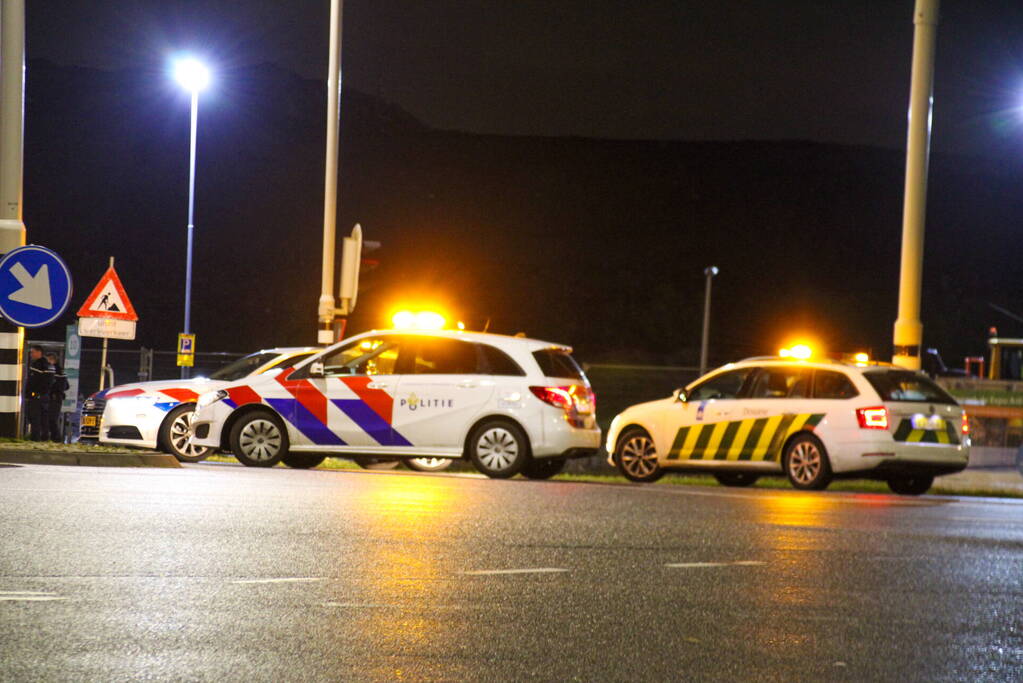 Politie en douane doorzoeken vrachtwagen met zeecontainer