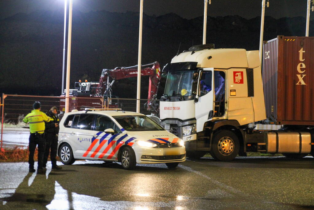 Politie en douane doorzoeken vrachtwagen met zeecontainer