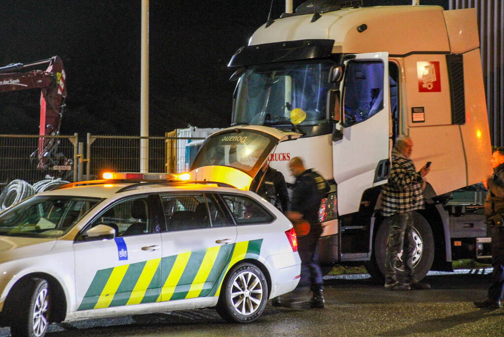 Politie en douane doorzoeken vrachtwagen met zeecontainer