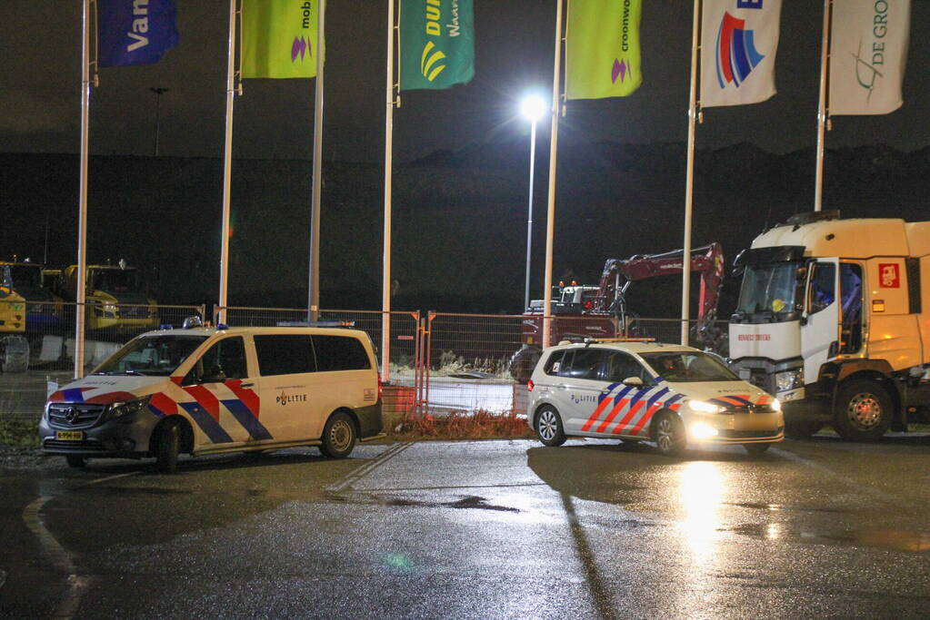 Politie en douane doorzoeken vrachtwagen met zeecontainer