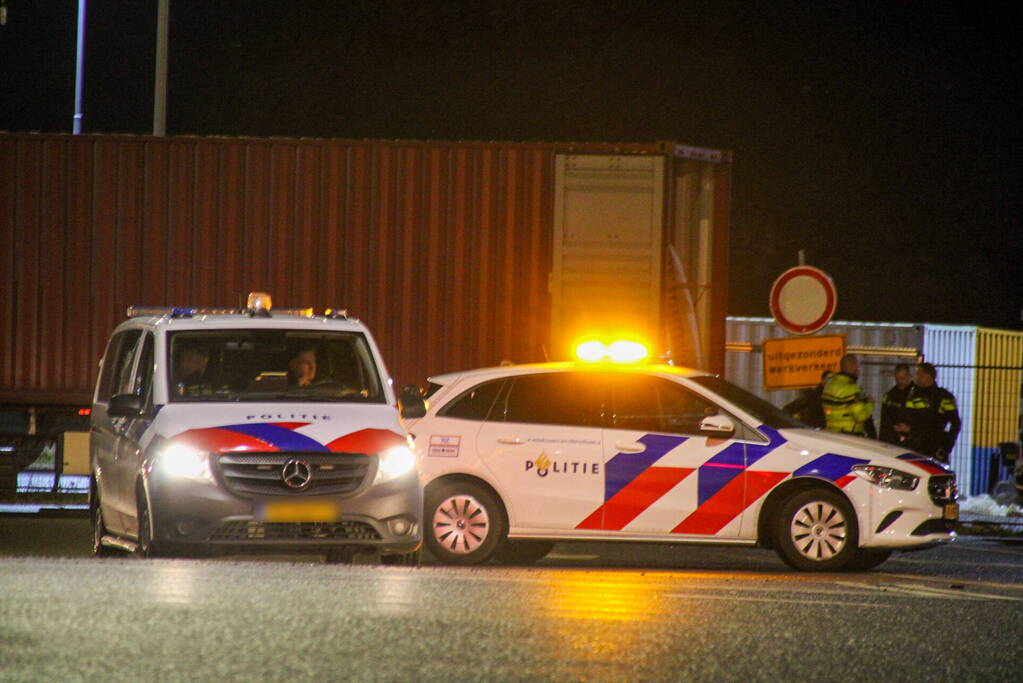 Politie en douane doorzoeken vrachtwagen met zeecontainer